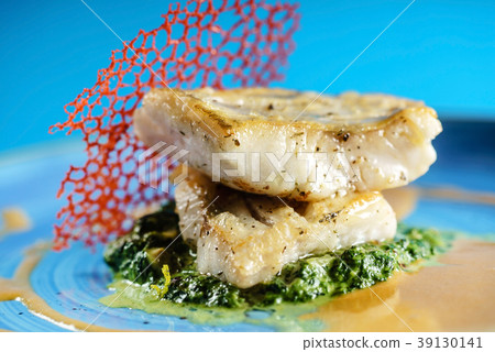 zander with spinach 39130141