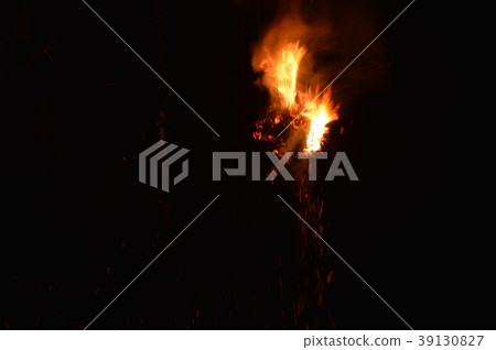 火焰在黑暗中奔跑(東大寺/二月澆水/奈良縣奈良寺) 火焰在黑暗中奔跑(東大寺/二月澆水/奈良縣奈良寺) 39130827