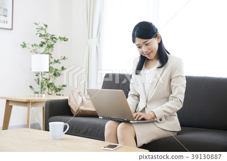 在上班前工作的年輕女子商務女人準備準備 39130887