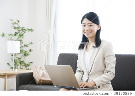 在上班前工作的年輕女子商務女人準備準備 39130889