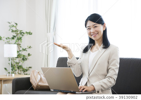 在上班前工作的年輕女子商務女人準備準備 39130902