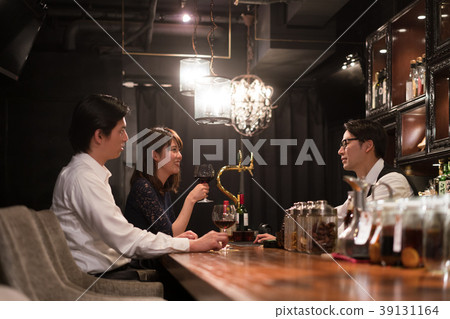 Couple bar wine bartender Couple bar wine bartender 39131164