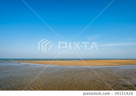 sea sand and blue sky background 39131429