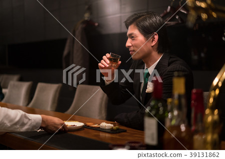 Businessman bar whiskey 39131862