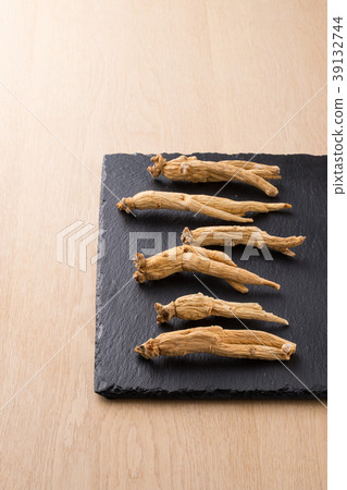 Dried ginseng 39132744