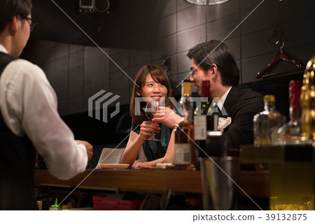 Toasting bar couple 39132875