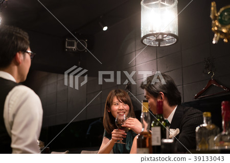 Toasting bar couple Toasting bar couple 39133043