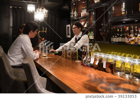 Bar bartender 39133053