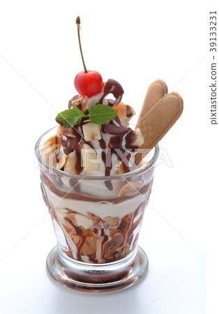 點心甜點冰薄荷的白色巧克力櫻桃 點心甜點冰薄荷的白色巧克力櫻桃 39133231