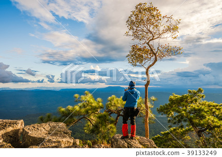 Photographer on top of mountain 39133249