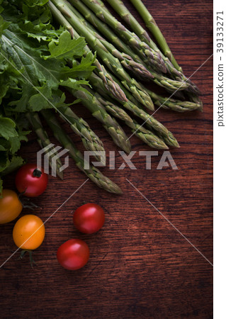 Asparagus and cherry tomatoes vertical 39133271