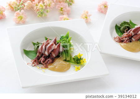 Firefly squid with vinegar and miso sauce 39134012