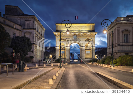 Triumphal arch at dusk in Montpellier, France Triumphal arch at dusk in Montpellier, France 39134440