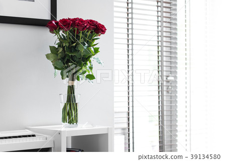Bouquet Of Red Roses Standing On The White Table - Stock Photo [39134580] -  Pixta