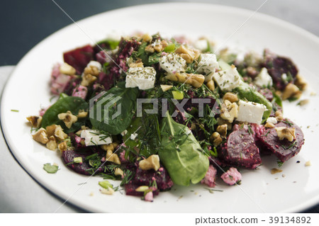 Cottage cheese and baby spinach. Vegetarian salad. Cottage cheese and baby spinach. Vegetarian salad. 39134892