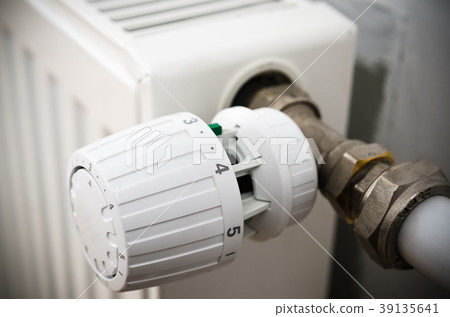 The thermostat on the radiator, close-up 39135641