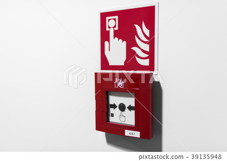 Red Fire alarm button on white wall  39135948