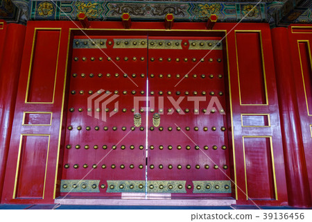 Beautiful old traditional red Chinese doors 39136456