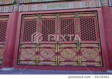 Beautiful old traditional red Chinese doors Beautiful old traditional red Chinese doors 39136462