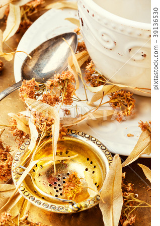 Dry linden leaf 39136530