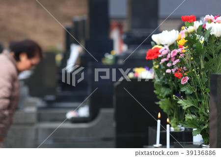 A visit to a grave of a god of a gigantic beard 39136886