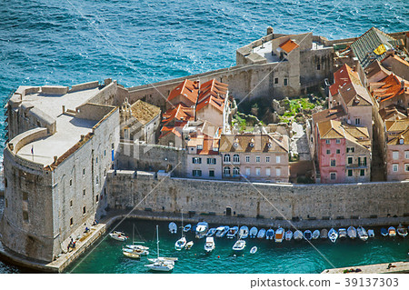 View of the harbor and the old town in Dubrovnik C 39137303