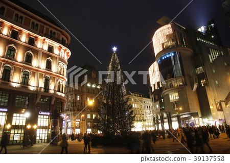 Christmas tree, St. Stephens Square in Vienna Christmas tree, St. Stephens Square in Vienna 39137558