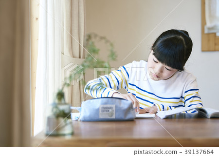 學習在窗口的女孩 39137664