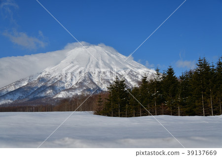 早春時分，北海道麥加里村的岳庭山（富士山佐佐山）在藍天下拍攝風景 39137669