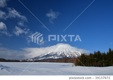 Shooting scenery of Mt. Yotei (Ezo Fuji) from Makkari village in Hokkaido against the blue sky in early spring 39137672
