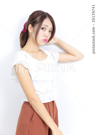 年輕的女士時尚肖像 年輕的女士時尚肖像 39139741