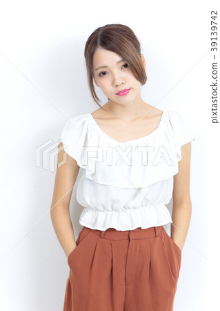 年輕的女士時尚肖像 39139742