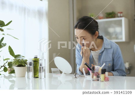 做構成的少婦在秀麗客廳 39141109