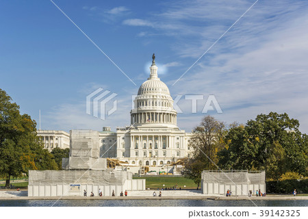 Front view of United States Capitol Building 39142325