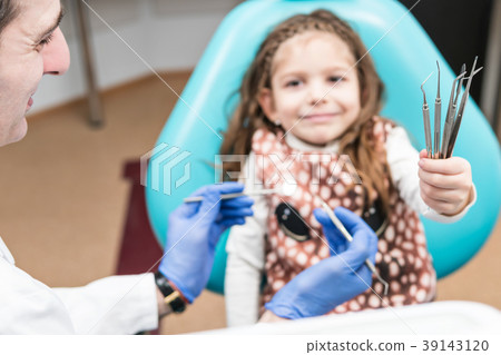 Instruments of dentist in the child Instruments of dentist in the child 39143120