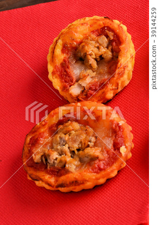 Mini pizza topped with cherry tomatoes and capers Mini pizza topped with cherry tomatoes and capers 39144259