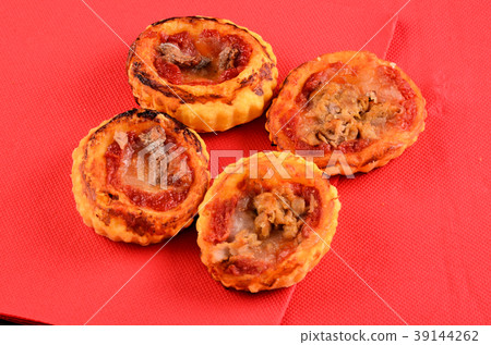 Mini pizza topped with cherry tomatoes and capers Mini pizza topped with cherry tomatoes and capers 39144262