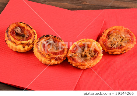 Mini pizza topped with cherry tomatoes and capers Mini pizza topped with cherry tomatoes and capers 39144266