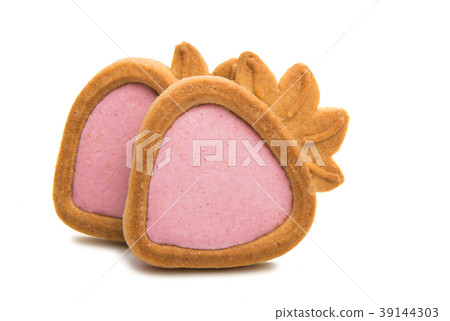strawberry cookie isolated 39144303
