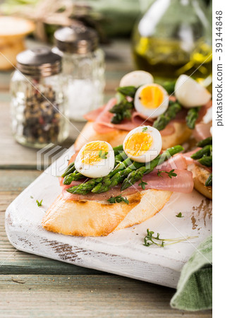 Fresh sendwich with ham, asparagus and quail eggs Fresh sendwich with ham, asparagus and quail eggs 39144848