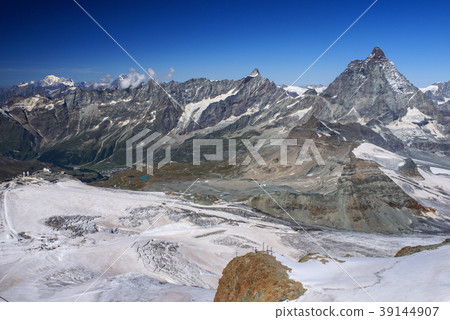 High mountains under snow in the winter 39144907
