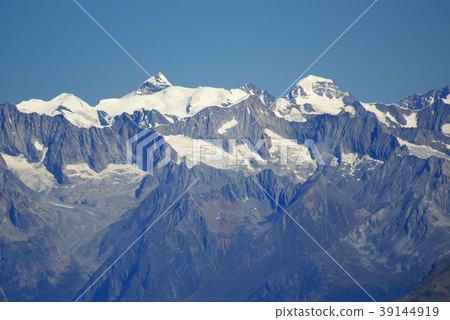 High mountains under snow in the winter 39144919