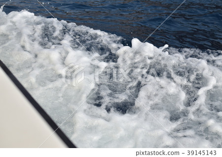 White foamy wave 39145143