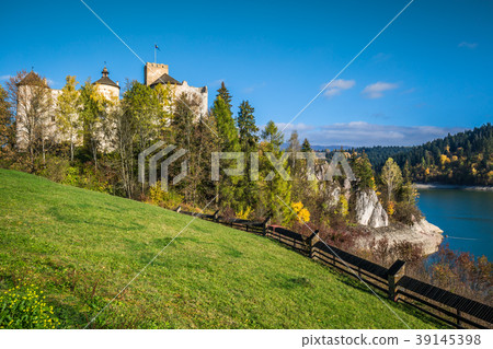 Castle on the lake in Niedzica, Poland Castle on the lake in Niedzica, Poland 39145398