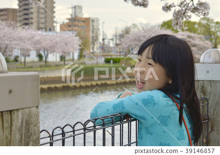 Girl along the Horikawa embankment 39146857