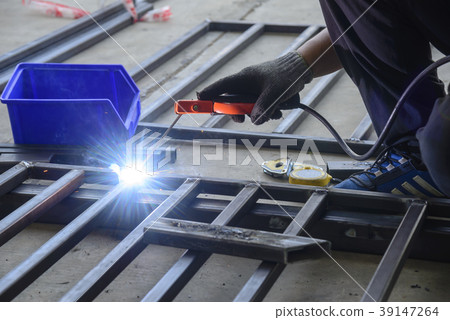 The welding operator The welding operator 39147264