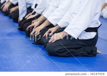 People in kimono and hakama on martial arts 39147459