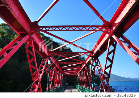 Vivid mountain line iron bridge Vivid mountain line iron bridge 39148329
