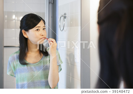 牙膏年輕女子牙齒護理口腔護理 39148472