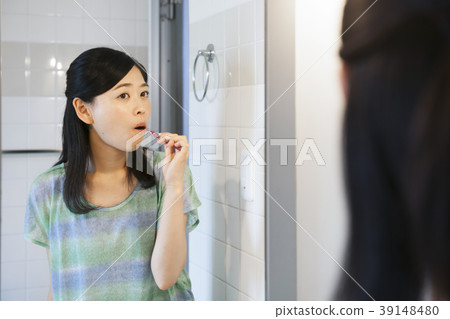Toothpaste young woman dental care oral care 39148480